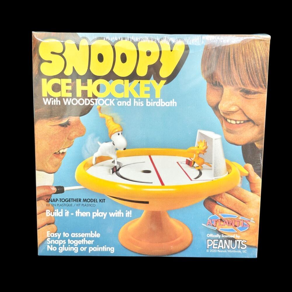 Snoopy Ice Hockey Game Woodstock & Birdbath Snap Plastic Model Kit Atlantis NEW
